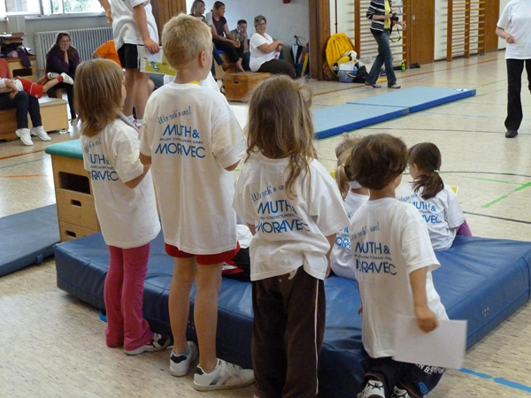Vier Kinder stehen vor einer Mathe