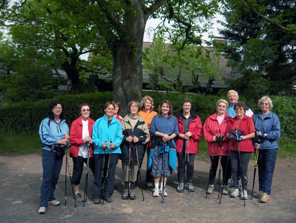 Gruppenfoto des Nordic Walking Anfängerkurses auf dem Parkplatz vor dem Blockhaus