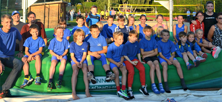 Gruppenfoto der Gelnhäuser Athleten und deren Trainer

