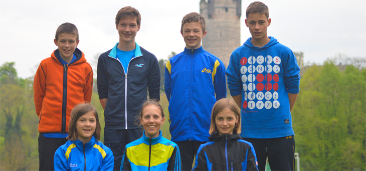Gruppenfoto auf dem Sportplatz in Friedberg