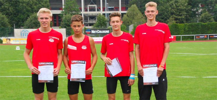 Gruppenfoto der 4x100 Meter Staffel mit Urkunden


