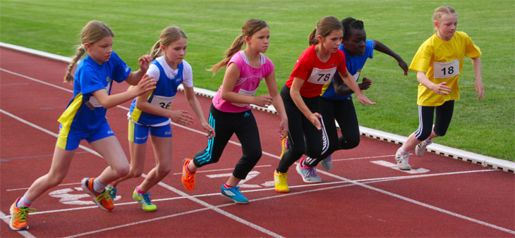 Kinder beim Startschuss zum 800 Meter Lauf

