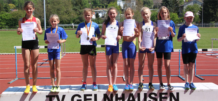 Junge Athletinnen auf dem Siegerpodest

