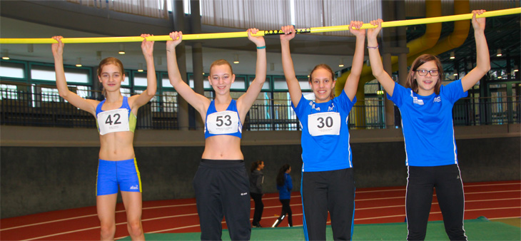 Juliane Kratz, Paula-Maria Schernick, Hanna Falkenberg und Finja Richter auf der Stabhochsprungmatte<br />