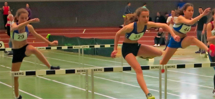 Drei Athletinnen der W14 überqueren die Hürden
