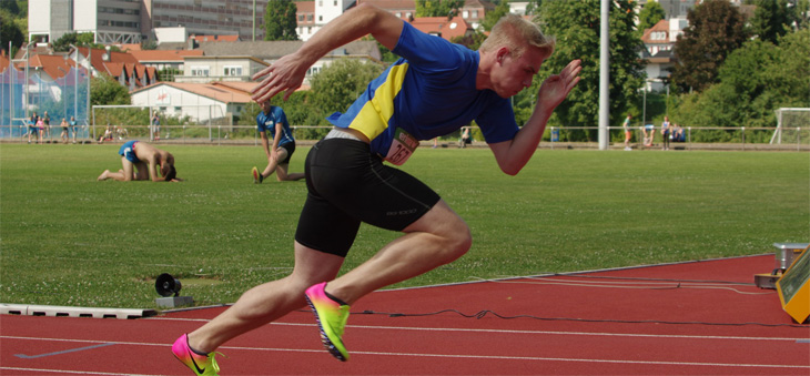 Maximilian Wagner beim Start zum 400 Meter Lauf.
