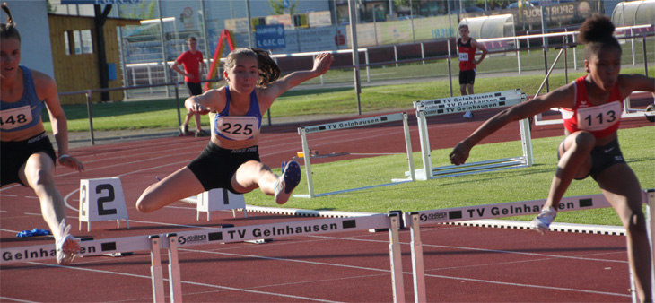   Athletinnen beim Überqueren von Hürden