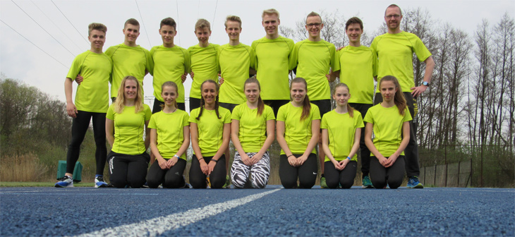 Gruppenfoto der Teilnehmer des Trainingslager auf der Bahn des Olympiastadions in Berlin