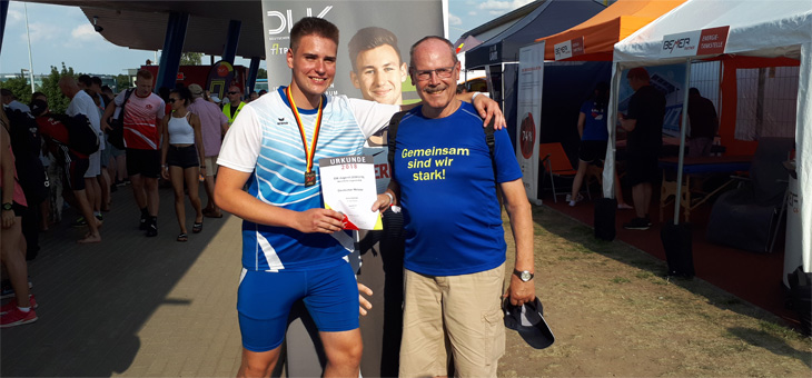 Janis Hammel uns sein Trainer Helmut Zülch freuen sich über den Deutschen Meistertitel von Janis