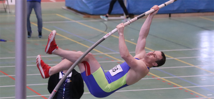Maximilian Dillemuth beim Stabhochsprung