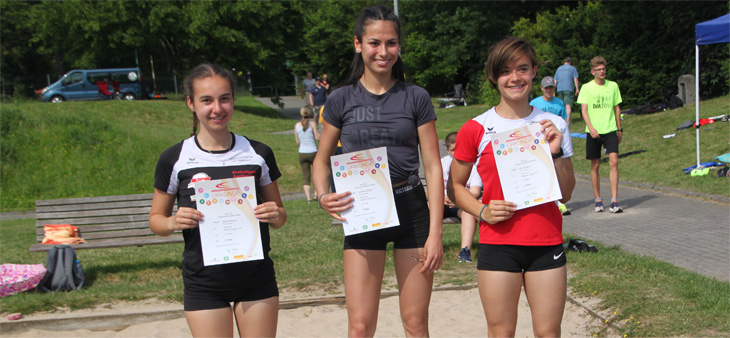Victoria Özicel bei der Siegerehrung zum 100 Meter Sprint