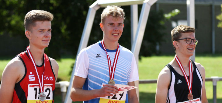 Lars Eric Böckelmann bei der Siegerehrung des 800 Meter Laufs.