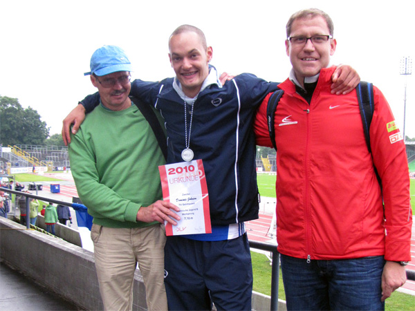 Dominic Johnson mit seinem Vereinstrainer Peter Jambor (links) und seinem Kadertrainer Markus Oerter (rechts)
