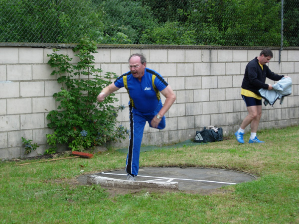 Helmut Zülch beim Kugelstoßen
