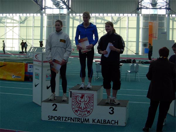 Isabell Pfeifer und Anett Jambor bei der Siegerehrung des Dreisprungs der Frauen.