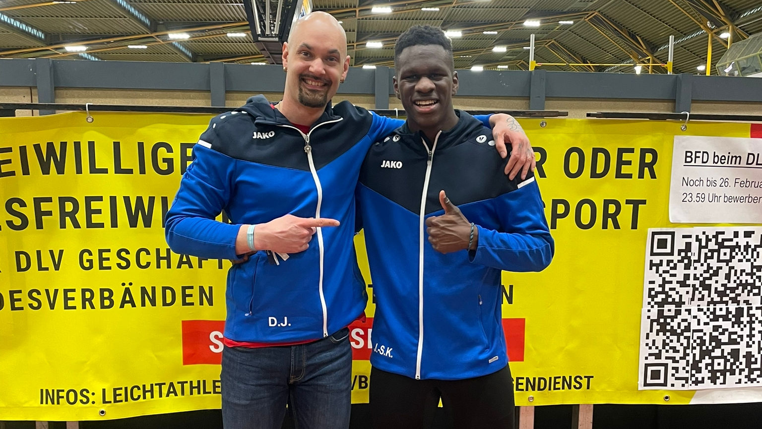 Juan-Sebastian Kleta und sein Trainer Dominic Johnson stehen nebeneinander.