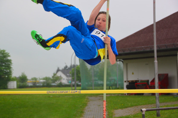 Ein junger Athlet beim Stabhochsprung

