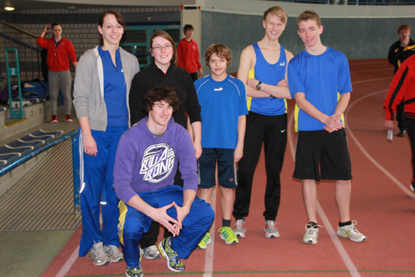 Gruppenfoto von Gelnhäuser Athletinnen und Athleten bei den Kreishallenmeisterschaften

