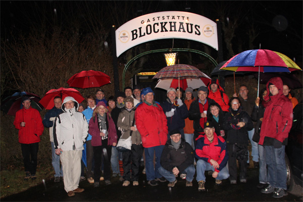 Die Teilnehmer der Nachtwanderung 2011 vor dem Blockhaus in Gelnhausen

