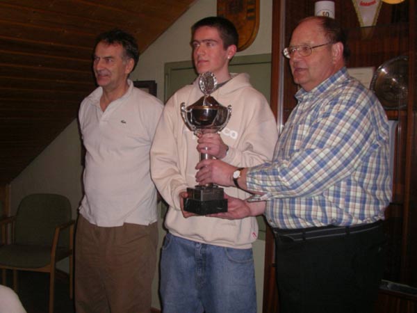 Daniel Schinköthe empfängt den Frank Skudlarek Pokal als beseter jugendlicher Mehrkämpfer des TVG im Jahre 2004.