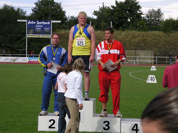 Stefan Zülch, hier bei der Siegerehrung des Kugelstoßens, konnte für zwei Toppplatzierungen sorgen.
Er holte sich die Vizemeisterschaft im Kugelstoßen und den dritten Platz im Kugelstoßen.