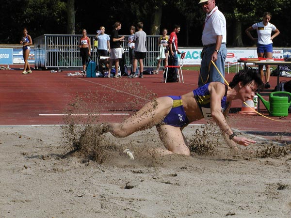 
Tanja Schreiber-Ries sicherte sich bei den Hessischen Meisterschaften der Senioren die Meistertitel im 60 Meter und 200 Meter Sprint sowie im Weitsprung. 
