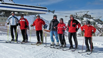 Die Teilnehmer des Skiurlaubs stehend vor einem Sessellift